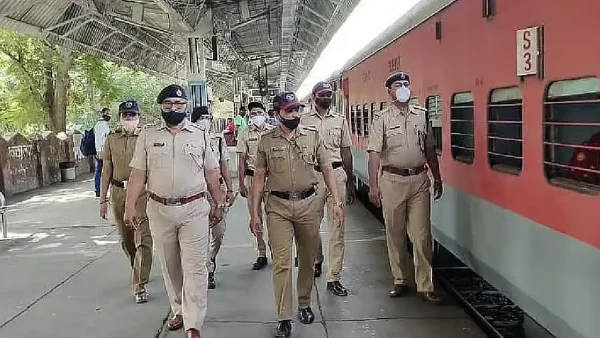 Howrah Eviction Drive: Railways Demolish Illegal Settlements in Tikiapara