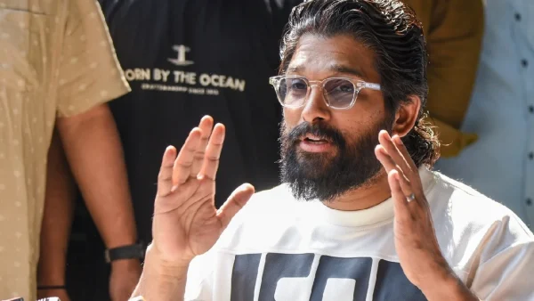 Allu Arjun: সন্ধ্যা থিয়েটার পদপিষ্ট কাণ্ড, সশরীরে হাজিরা থেকে ছাড় পেয়ে ভার্চুয়ালি কোর্টে অল্লু অর্জুন