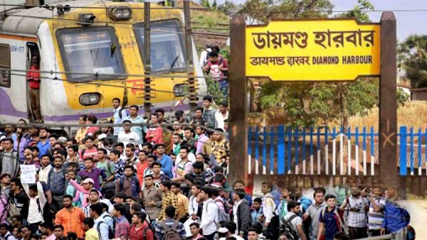 অফিস টাইমে লাইনে শুয়ে অবরোধ, ৩ স্টেশনে আটকে শিয়ালদহ দক্ষিণের ট্রেন
