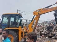 হাওড়ার টিকিয়াপাড়ায় রেলের উচ্ছেদ অভিযান, বুলডোজার চলল রেলের জমিতে