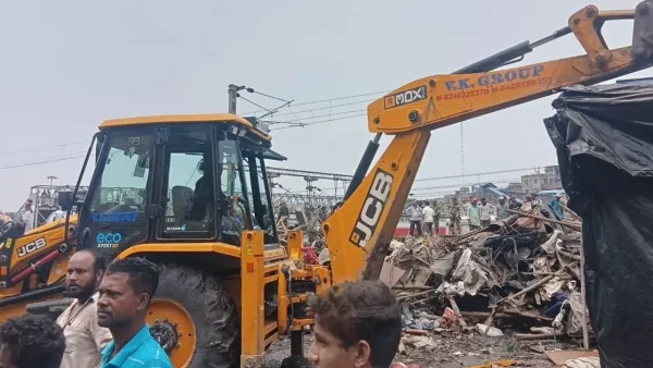 হাওড়ার টিকিয়াপাড়ায় রেলের উচ্ছেদ অভিযান, বুলডোজার চলল রেলের জমিতে