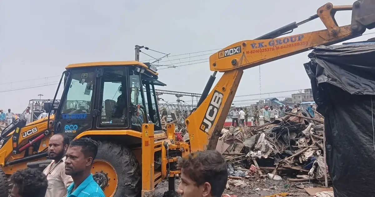 হাওড়ার টিকিয়াপাড়ায় রেলের উচ্ছেদ অভিযান, বুলডোজার চলল রেলের জমিতে