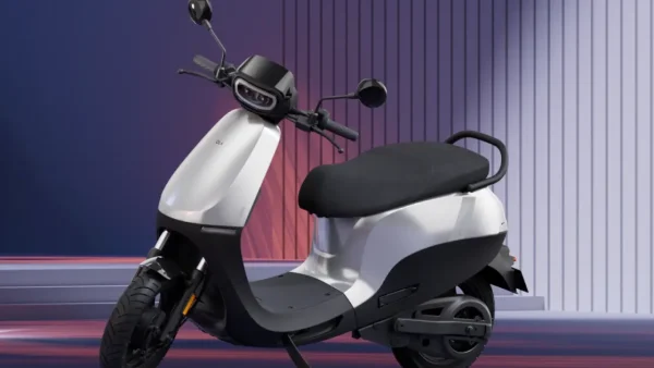 Best Electric Scooters: এক চার্জে ৩২০ কিমি! ভারতের সেরা ৪টি লং-রেঞ্জ ইলেকট্রিক স্কুটারের দাম ও রেঞ্জ