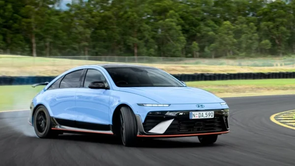 EV Simulation Tech: ইলেকট্রিক গাড়িতেও মিলবে পেট্রোল-ডিজেলের আমেজ, শব্দ ও গিয়ার বদলের নকল প্রযুক্তি আনছে অটো সংস্থাগুলি